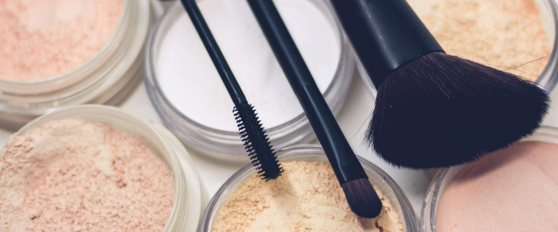 Naturalne kosmetyki do makijażu – czy warto je stosować i gdzie je znaleźć?